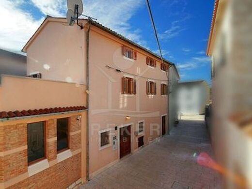 Maison de luxe à vendre à Bale, 540 000 €, Photo 1
