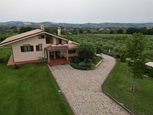 Luxury House for sale in Giulianova, 950 000 €, Photo 1