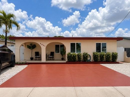 Luxury House for sale in Hialeah, 815 943 €, Photo 1