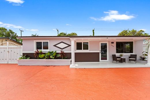 Luxury House for sale in Hialeah, 730 054 €, Photo 1