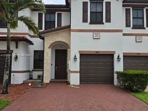 Luxury House for sale in Hialeah, 514 474 €, Photo 1