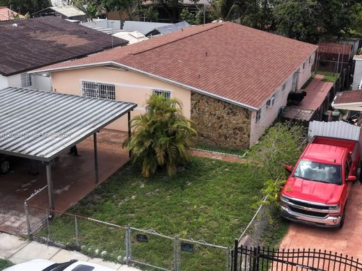Luxury House for sale in Hialeah, 566 866 €, Photo 1