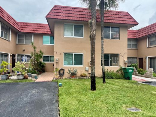 Luxury House for sale in Hialeah, 412 266 €, Photo 1