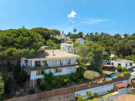 Luxury House for sale in Cabrils, 895 000 €, Photo 1