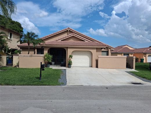 Luxury House for sale in Hialeah, 596 927 €, Photo 1