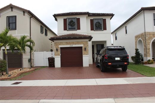 Luxury House for sale in Hialeah, 648 460 €, Photo 1