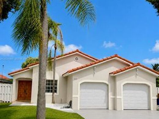 Luxury House for sale in Hialeah, 601 220 €, Photo 1