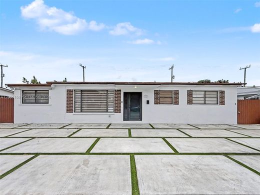 Luxury House for sale in Hialeah, 626 988 €, Photo 1