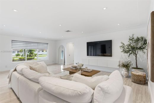 Luxury House for sale in Hialeah, 946 392 €, Photo 4