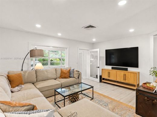 Luxury House for sale in Miami, 753 497 €, Photo 2