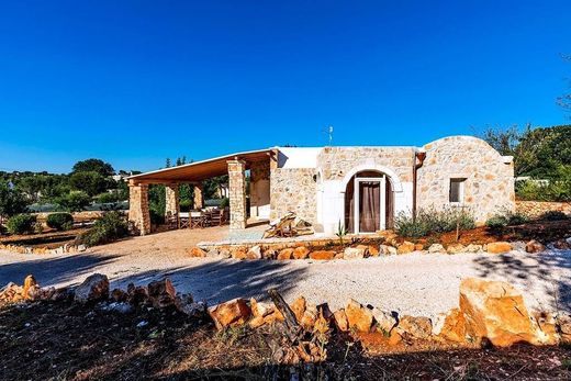 Luxury House for sale in Ostuni, 650 000 €, Photo 1