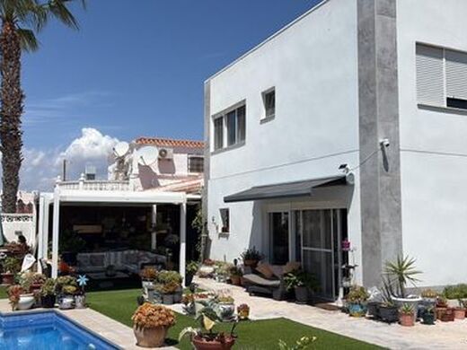 Luxury House for sale in Torrevieja, 464 999 €, Photo 1