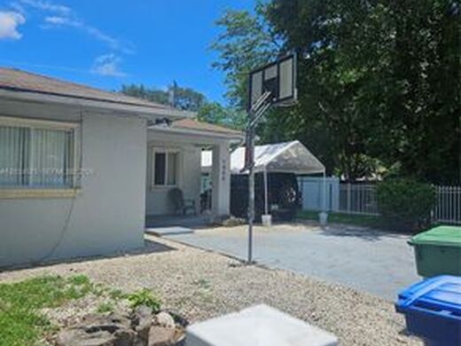 Luxury House for sale in North Miami, 452 098 €, Photo 1
