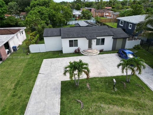 Luxury House for sale in North Miami, 516 684 €, Photo 1