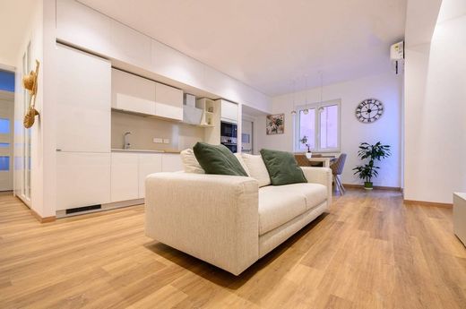 Luxury Apartment for sale in Milan, 778 000 €, Photo 1