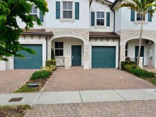 Luxury House for sale in North Miami, 482 238 €, Photo 1
