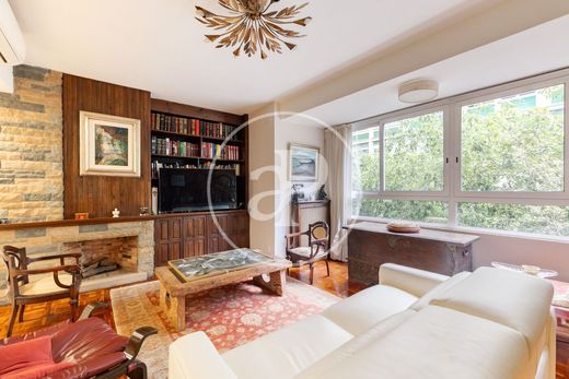 Luxury Apartment for sale in Barcelona, 750 000 €, Photo 3