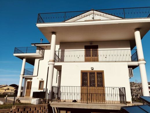 Luxury House for sale in Montesilvano, 730 000 €, Photo 1