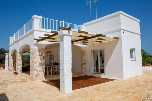 Luxury House for sale in Ostuni, 550 000 €, Photo 1