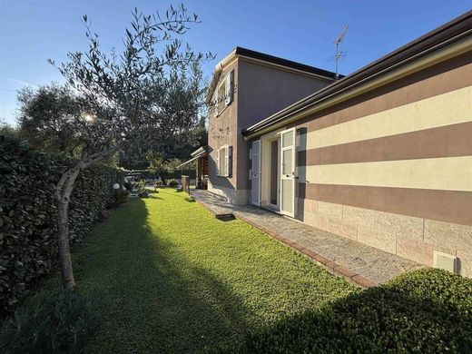 Luxury House for sale in Sarzana, 570 000 €, Photo 1