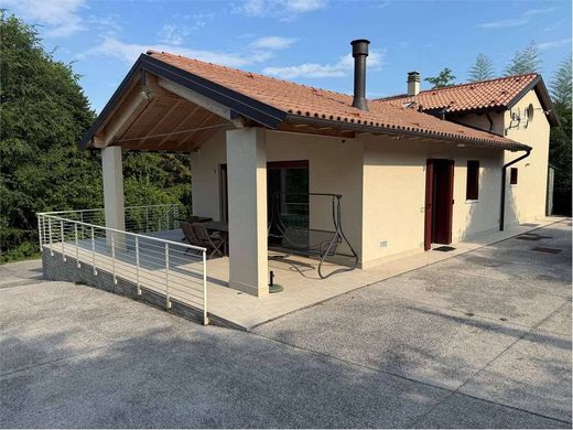 Luxury House for sale in Vittorio Veneto, 630 000 €, Photo 1