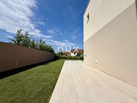 Maison de luxe à vendre à Krk, 840 000 €, Photo 4