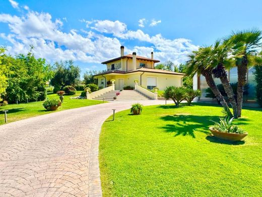 Luxury House for sale in Giulianova, 1 000 000 €, Photo 1