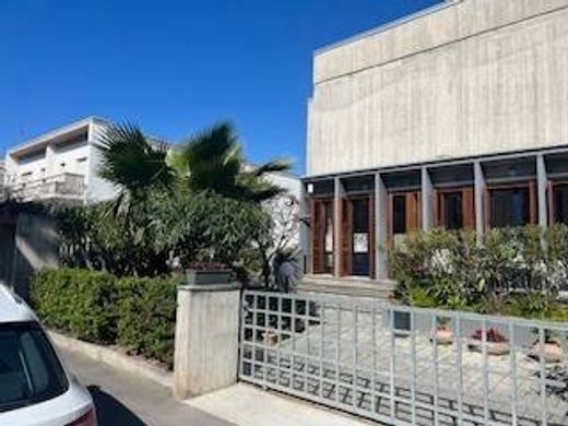 Luxury House for sale in Alba Adriatica, 650 000 €, Photo 1