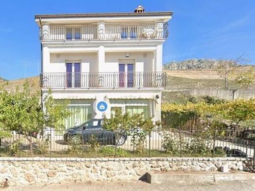 Luxury House for sale in Marsicovetere, 400 000 €, Photo 1