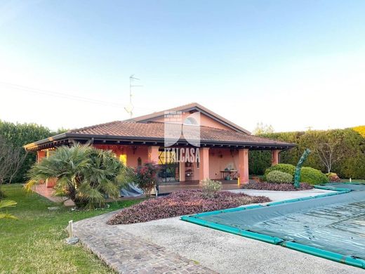 Luxury House for sale in Roncoferraro, 750 000 €, Photo 1