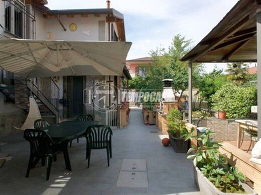 Luxury House for sale in Bollate, 610 000 €, Photo 1