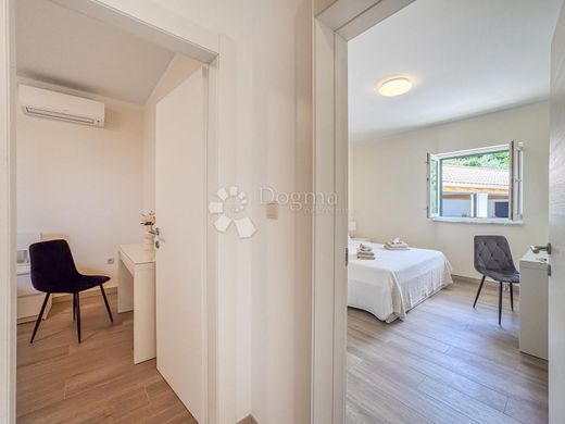 Maison de luxe à vendre à Dugi Rat, 1 390 000 €, Photo 6