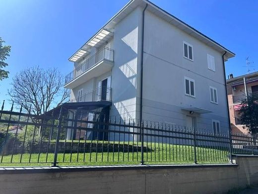 Luxury House for sale in Castellarano, 780 000 €, Photo 1