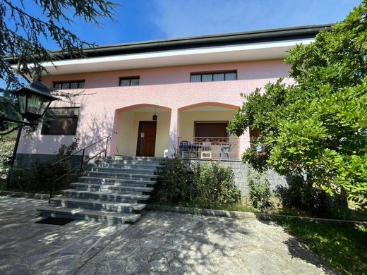 Luxury House for sale in Lozzolo, 598 000 €, Photo 1