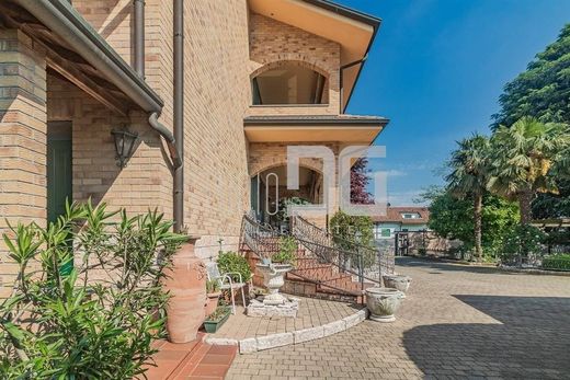 Luxury House for sale in Limbiate, 600 000 €, Photo 1