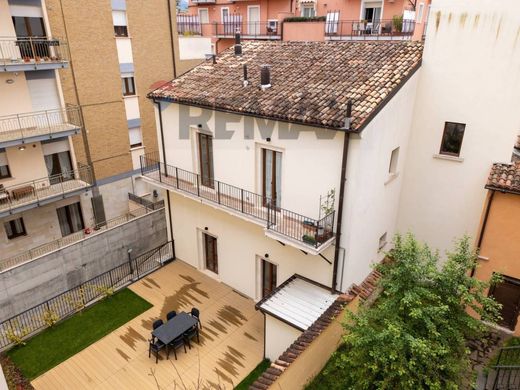 Luxury House for sale in L Aquila, 815 000 €, Photo 1