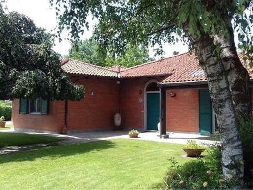 Luxury House for sale in Fossano, 560 000 €, Photo 1