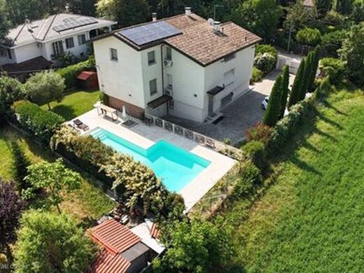 Luxury House for sale in Parma, 890 000 €, Photo 1
