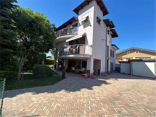 Luxury House for sale in Cambiano, 590 000 €, Photo 1