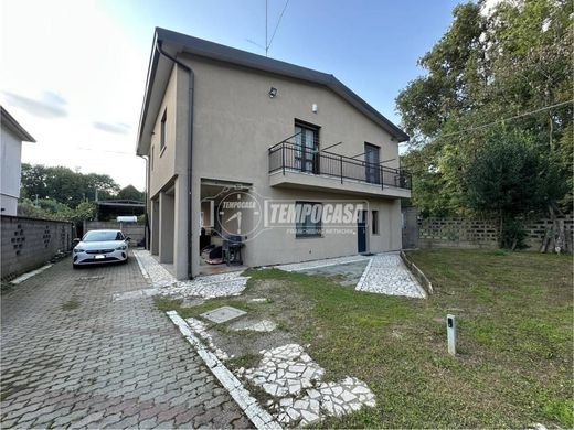 Luxury House for sale in Cogliate, 469 000 €, Photo 1