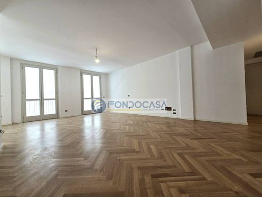 Luxury Apartment for sale in Pavia, 680 000 €, Photo 5