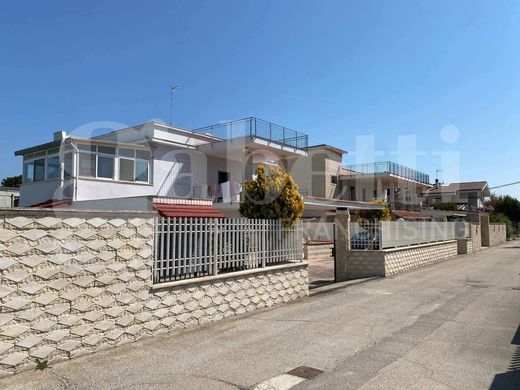 Luxury House for sale in Trani, 680 000 €, Photo 3
