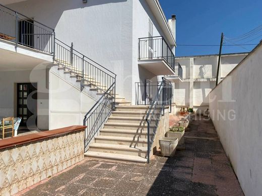 Luxury House for sale in Trani, 680 000 €, Photo 5