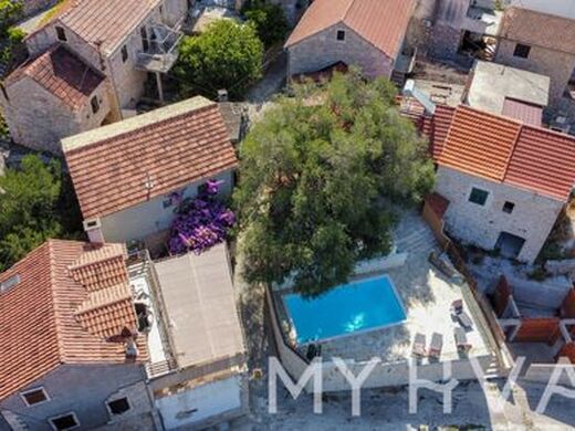 Maison de luxe à vendre à Jelsa, 580 000 €, Photo 2
