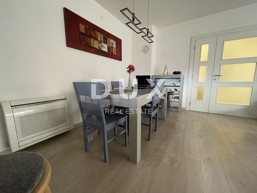 Luxury House for sale in Pula, 670 000 €, Photo 1
