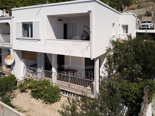 Luxury House for sale in Omiš, 530 000 €, Photo 1
