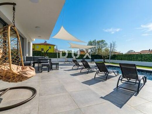Maison de luxe à vendre à Porec, 749 000 €, Photo 3
