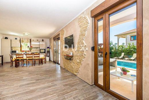 Maison de luxe à vendre à Krk, 495 000 €, Photo 2