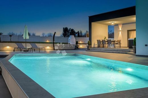 Maison de luxe à vendre à Žminj, 650 000 €, Photo 2