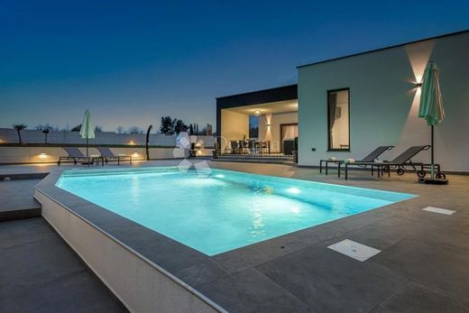 Maison de luxe à vendre à Žminj, 650 000 €, Photo 3